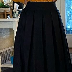 Modest midi pleaded skirt